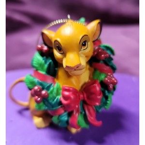 enesco Disney "The Lion King " Simba Wreath hanging Christmas Ornament.